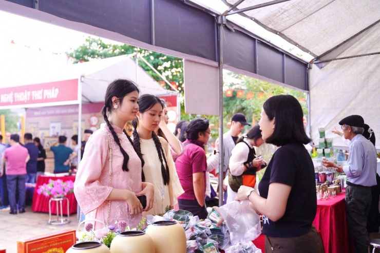 Các người đẹp Hoa hậu Việt Nam check-in tại ngôi chùa 2.000 năm tuổi ở Bắc Ninh 6 Không chỉ trải nghiệm những hoạt động văn hóa, các người đẹp có dịp tìm hiểu những món ăn truyền thống, nổi tiếng của địa phương như nem bùi, bánh phu thê...