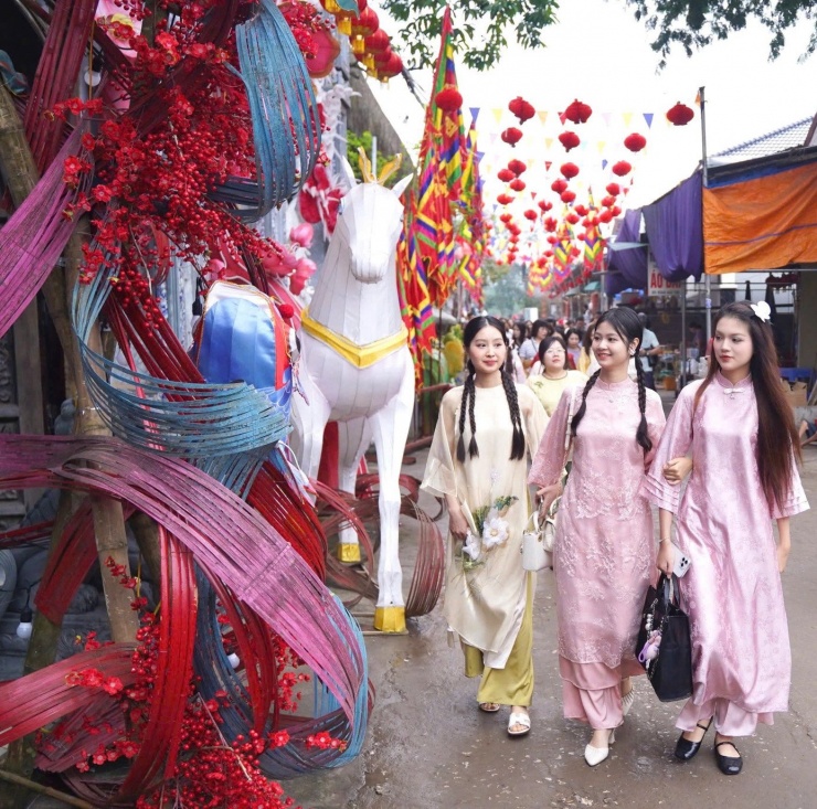 Các người đẹp Hoa hậu Việt Nam check-in tại ngôi chùa 2.000 năm tuổi ở Bắc Ninh 7 Một trong những điểm đến của hành trình du xuân là đền Bà Chúa Then, nơi gắn với Lễ hội Mở cửa rừng mang đậm bản sắc văn hóa Tày, Nùng.