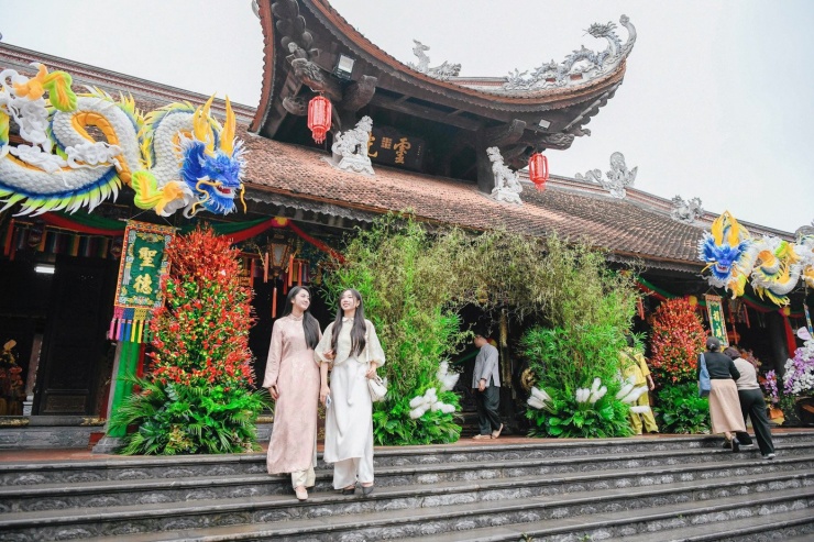 Các người đẹp Hoa hậu Việt Nam check-in tại ngôi chùa 2.000 năm tuổi ở Bắc Ninh 8 Các người đẹp dâng lễ đầu năm trong không khí trang nghiêm nhưng nhộn nhịp khách thập phương. Đây là lần đầu họ được tìm hiểu về lịch sử và tín ngưỡng bản địa, cảm nhận rõ sự giao thoa văn hóa.