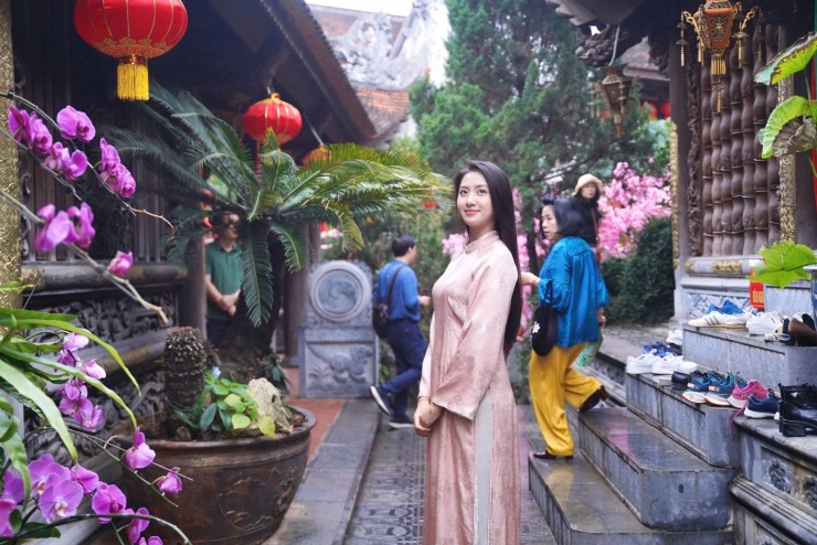 Các người đẹp Hoa hậu Việt Nam check-in tại ngôi chùa 2.000 năm tuổi ở Bắc Ninh 9 Hoa hậu Hà Trúc Linh cho biết đây là lần đầu cô trải nghiệm không gian văn hóa tại nhiều điểm nổi tiếng ở Bắc Ninh như Đền Bà Chúa Then, chùa Dâu, lăng Kinh Dương Vương, chùa Lim… “Tôi như chìm đắm vào nơi này, thêm yêu mảnh đất và con người nơi đây”, cô nói.