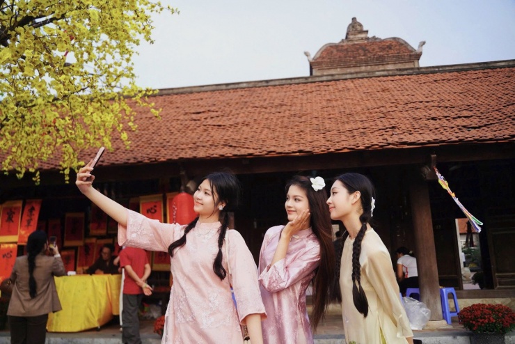 Các người đẹp Hoa hậu Việt Nam check-in tại ngôi chùa 2.000 năm tuổi ở Bắc Ninh 10 Người đẹp Hồ Ngọc Phương Linh, Trần Minh Thu và Phạm Giáng My hào hứng check-in tại chùa Dâu, có lịch sử kéo dài gần 2.000 năm. Chùa tọa lạc tại phường Trí Quả (trước là xã Thanh Khương, huyện Thuận Thành, tỉnh Bắc Ninh).