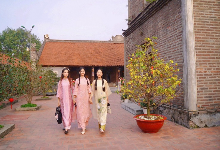 Các người đẹp Hoa hậu Việt Nam check-in tại ngôi chùa 2.000 năm tuổi ở Bắc Ninh 11 Chùa Dâu được xem là ngôi chùa cổ nhất Việt Nam, khởi dựng từ thế kỷ II sau Công nguyên, dưới thời Sĩ Nhiếp. Đây từng là trung tâm Phật giáo Luy Lâu - trung tâm Phật giáo sớm nhất trên đất Việt.