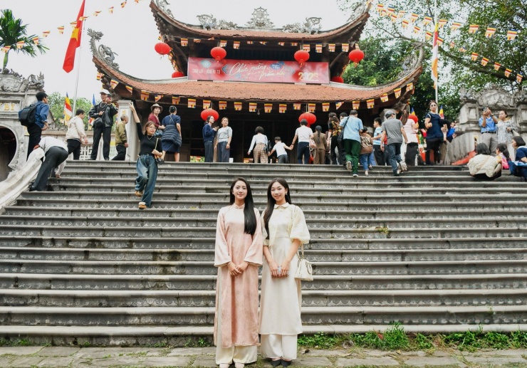 Các người đẹp Hoa hậu Việt Nam check-in tại ngôi chùa 2.000 năm tuổi ở Bắc Ninh 12 Các người đẹp Hoa hậu Việt Nam check-in tại ngôi chùa 2.000 năm tuổi ở Bắc Ninh - 21