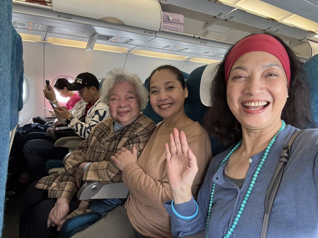 NSƯT Lê Mai ngồi xe đẩy, được 3 con gái là mỹ nhân Hà Thành đưa đi du lịch - 2