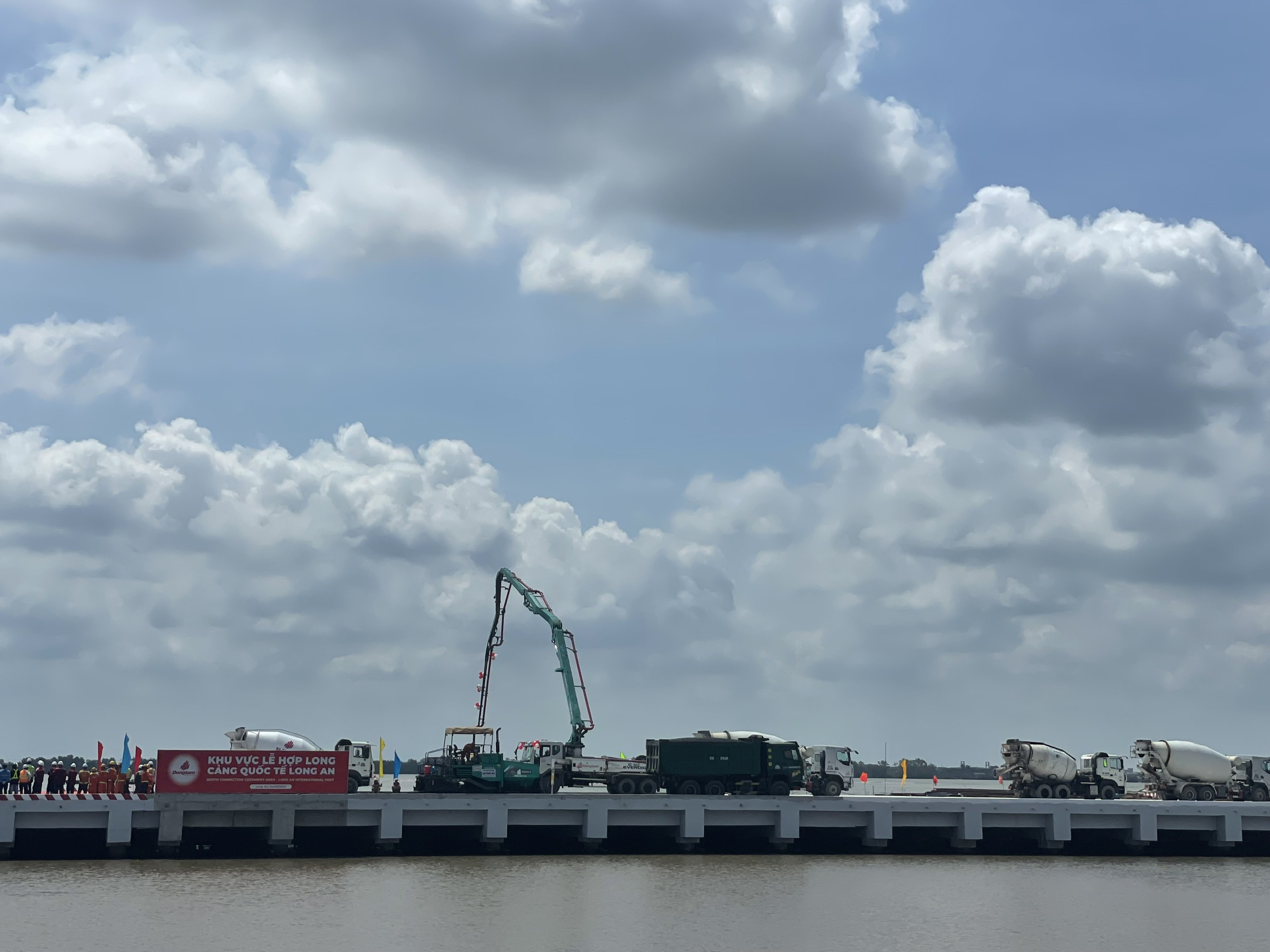 Căng thẳng Trung Đông leo thang: Các hãng tàu ra thông báo khẩn - Ảnh 1.