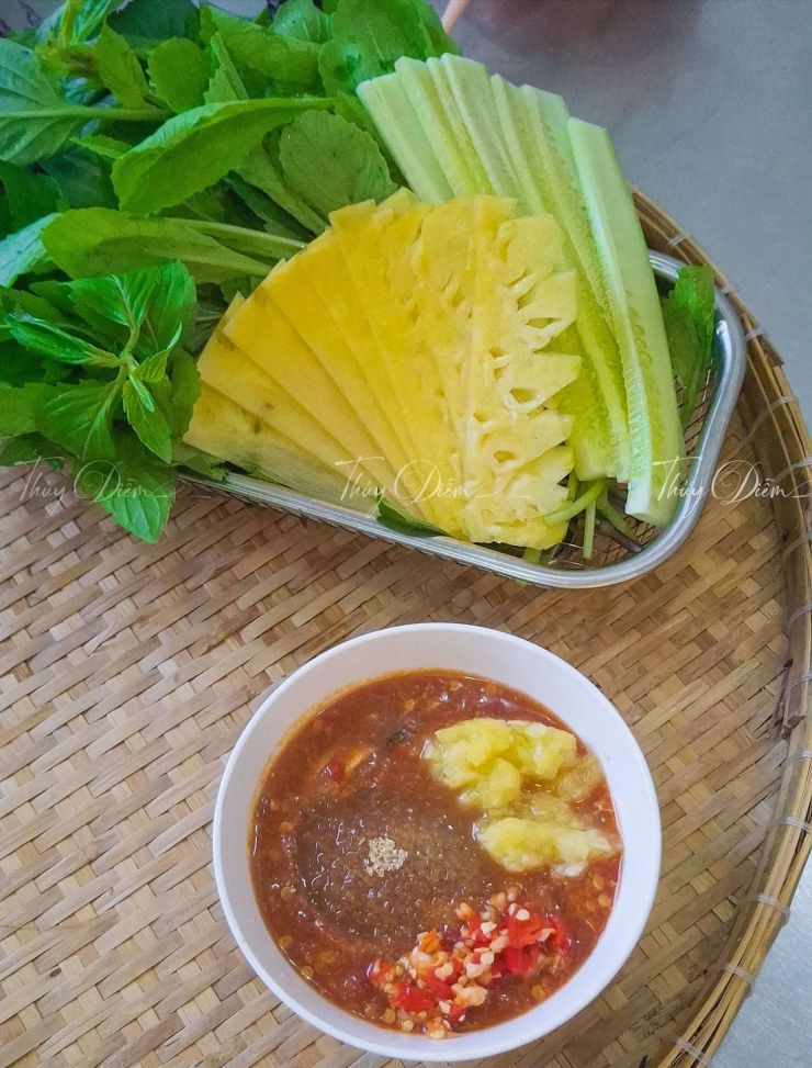 Mắm nêm cho thêm đường, thơm bằm nhuyễn, tỏi ớt