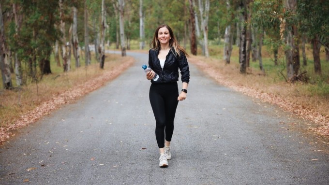 Ngoài chế độ ăn uống, vận động cũng là yếu tố không thể thiếu, với tần suất tập luyện vừa sức ít nhất 4 buổi mỗi tuần, đồng thời hạn chế tối đa việc ngồi lâu trong ngày.