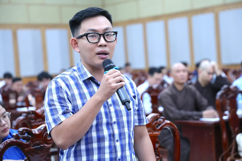 Cử tri Dương Bảo Thông, xã Tân Nhựt, gửi gắm đến ứng cử viên. Ảnh: LÊ THOA ong-nguyen-thanh-sang-2.JPG