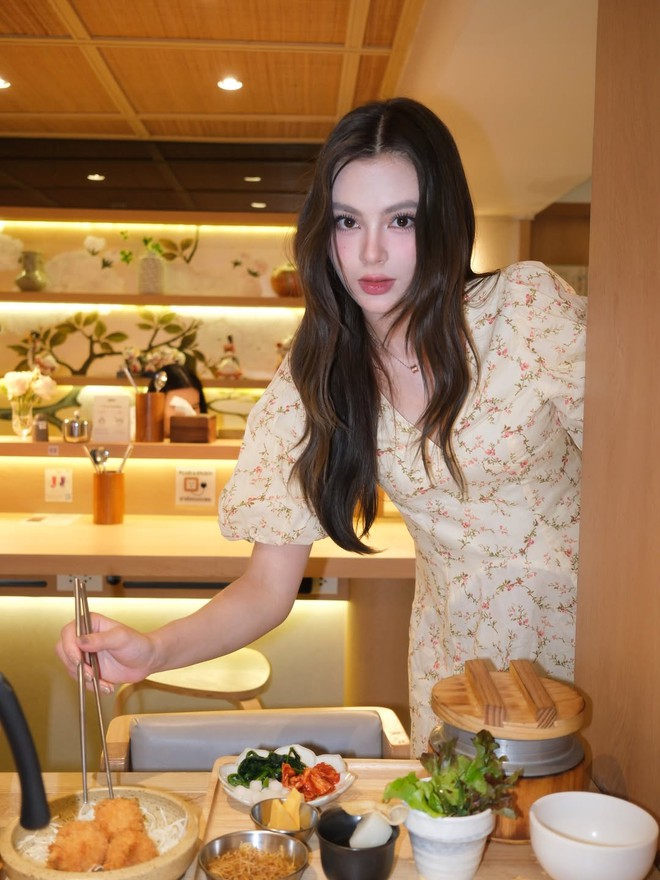 Váy hoa tạo nên bản sắc thời trang riêng của nàng - Ảnh 7.