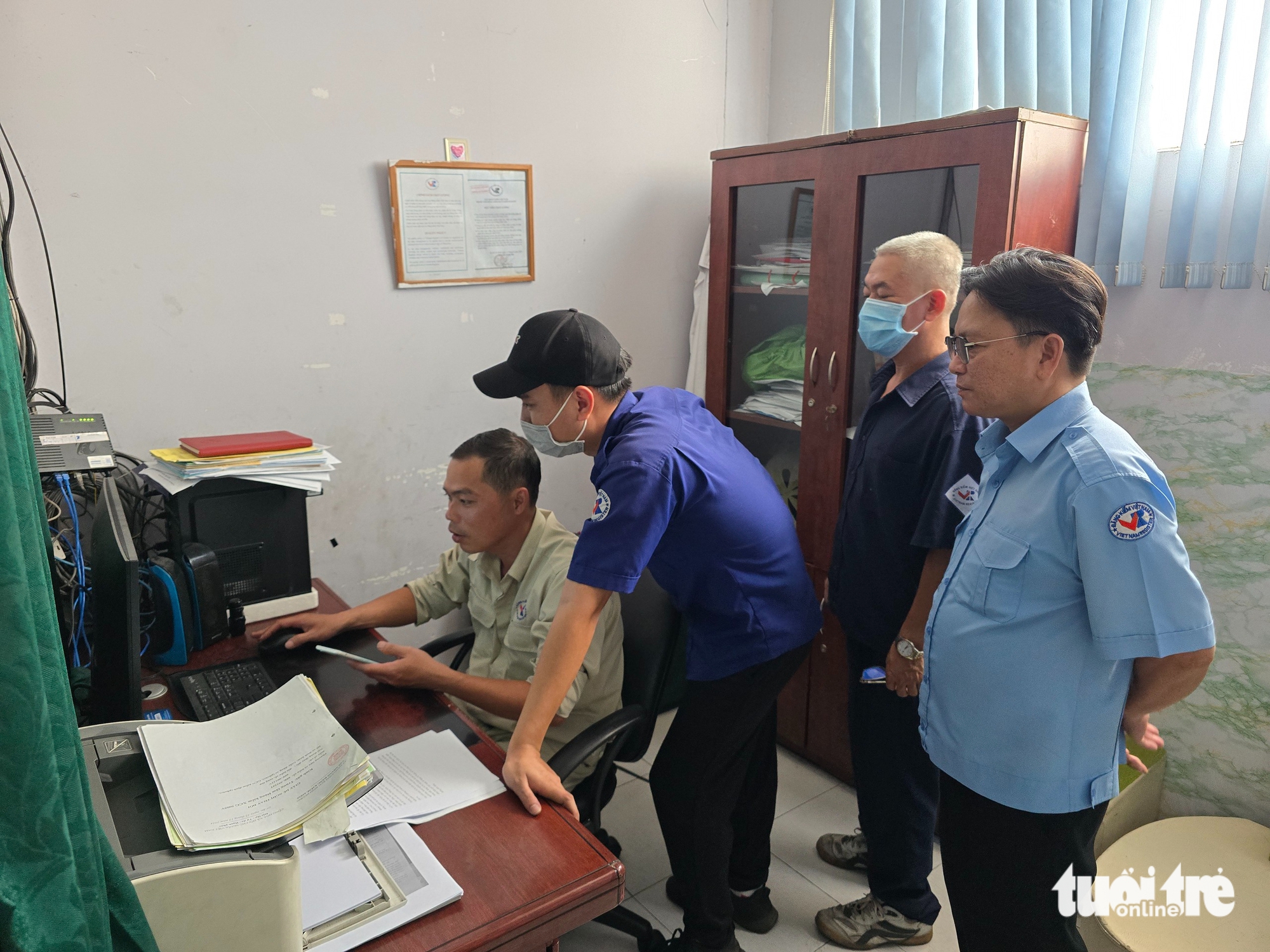 Ngày đầu kiểm định khí thải ô tô: Lỗi phần mềm, 4 giờ chỉ kiểm định được 2 xe - Ảnh 4.