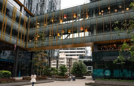 Một tập đoàn bán lẻ lớn bắt đầu tái cấu trúc kỷ lục: Sa thải 30.000 nhân viên, 80% lập trình viên phải dùng AI mỗi tuần- Ảnh 3.