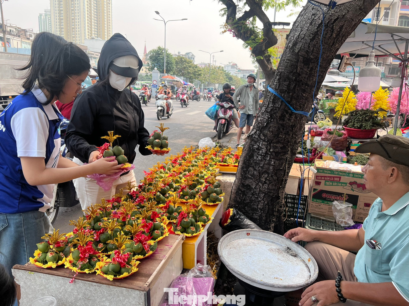 Lạ lùng những phiên chợ ‘không giống ai’ ở TPHCM- Ảnh 2.