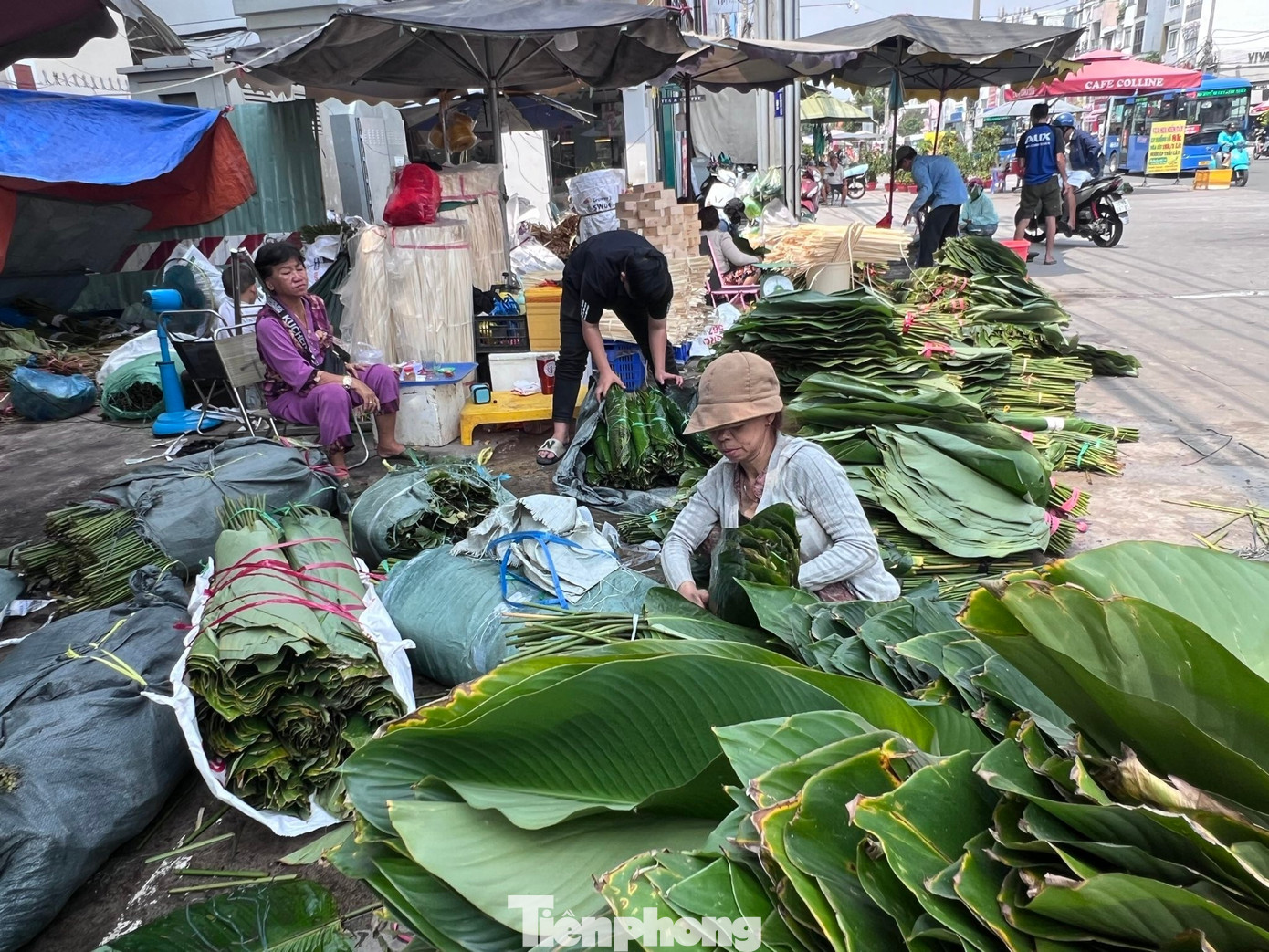 Lạ lùng những phiên chợ ‘không giống ai’ ở TPHCM- Ảnh 5.