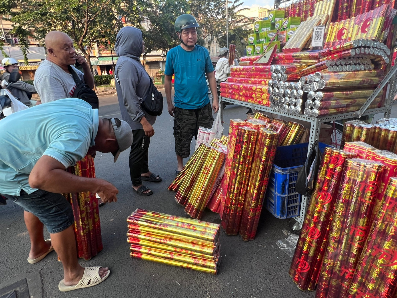 Lạ lùng những phiên chợ ‘không giống ai’ ở TPHCM- Ảnh 6.