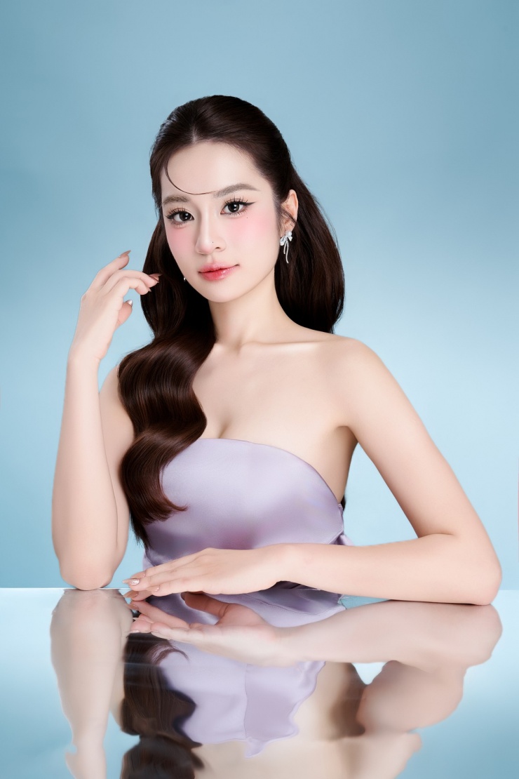 Lê Hà Trang, sinh năm 2000, quê Thanh Hóa, được chú ý nhờ ngoại hình sáng cùng thành tích học tập nổi bật.