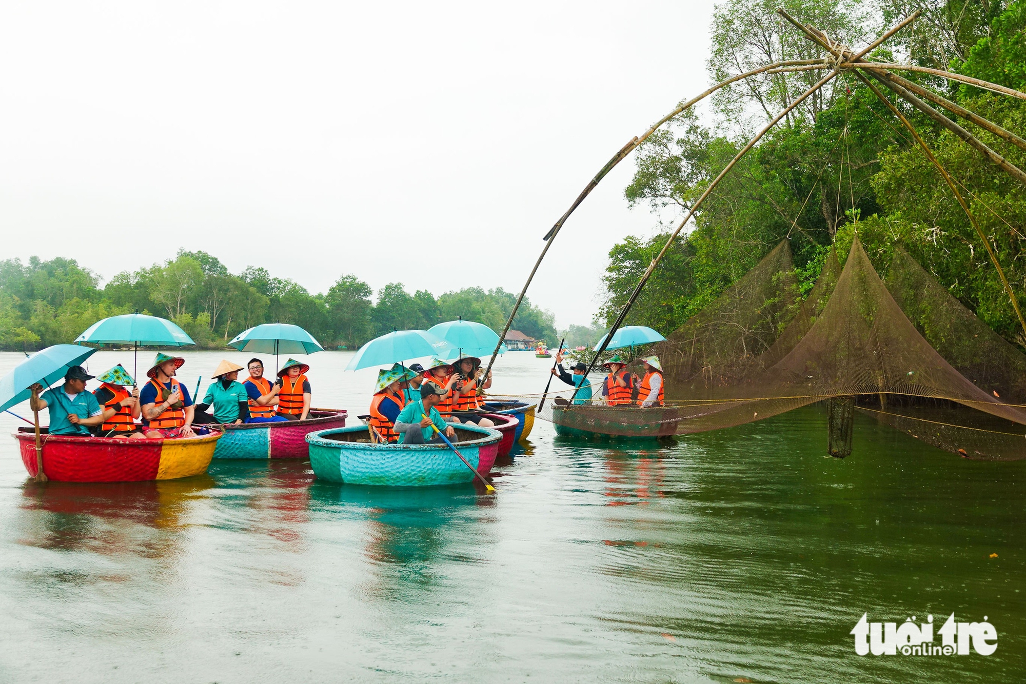Khách quốc tế thích chài lưới, kéo vó và trồng cây xanh ven sông Cửa Cạn ở Phú Quốc 2 Phú Quốc - Ảnh 2.