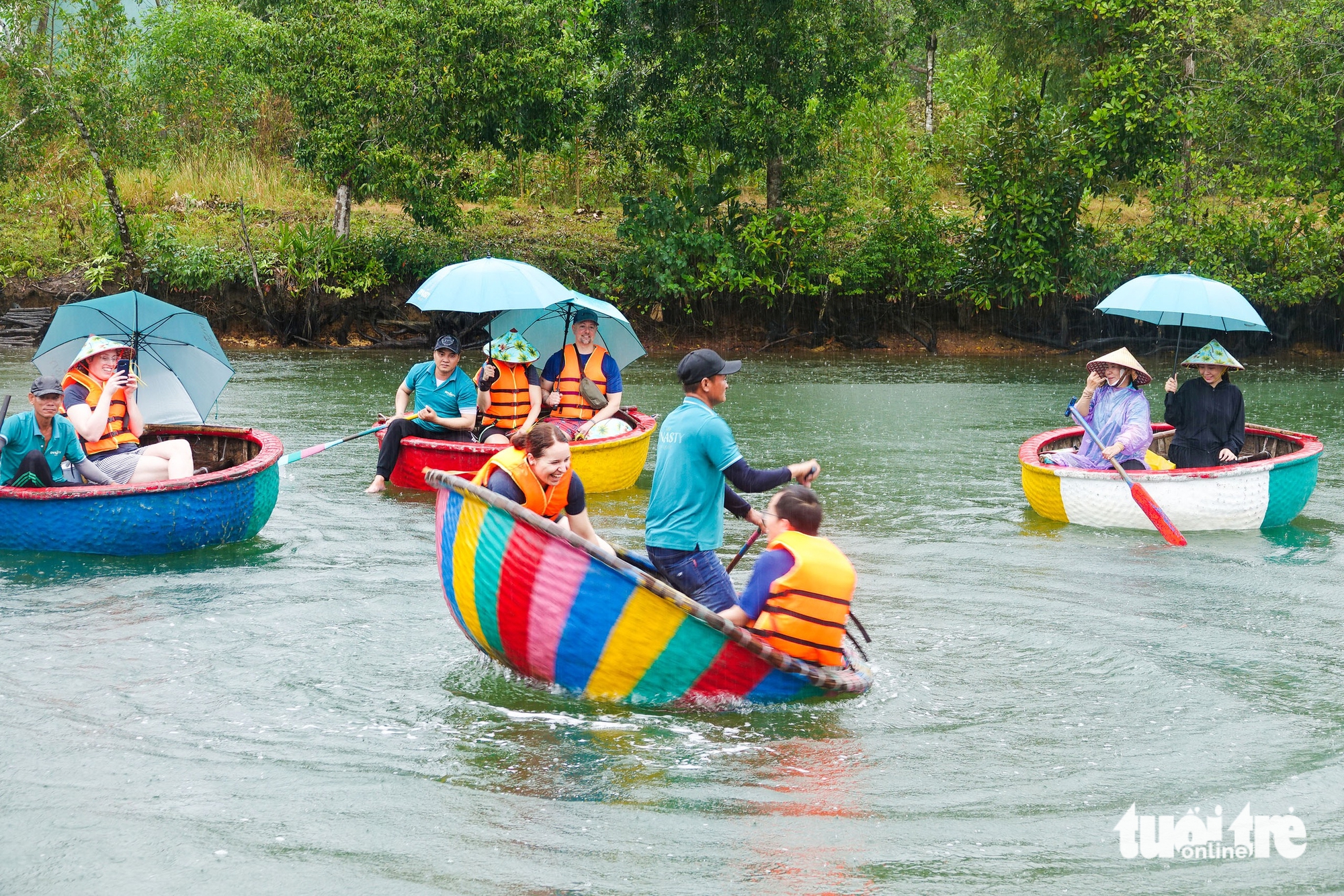 Khách quốc tế thích chài lưới, kéo vó và trồng cây xanh ven sông Cửa Cạn ở Phú Quốc 3 Khách quốc tế thích chài lưới, kéo vó và trồng cây xanh ven sông Cửa Cạn ở Phú Quốc - Ảnh 3.