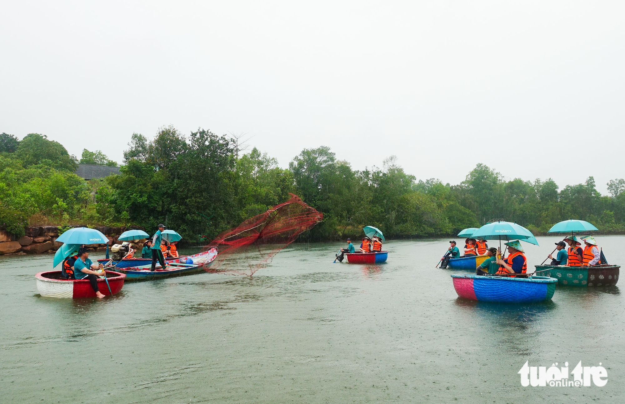 Khách quốc tế thích chài lưới, kéo vó và trồng cây xanh ven sông Cửa Cạn ở Phú Quốc 4 Khách quốc tế thích chài lưới, kéo vó và trồng cây xanh ven sông Cửa Cạn ở Phú Quốc - Ảnh 4.