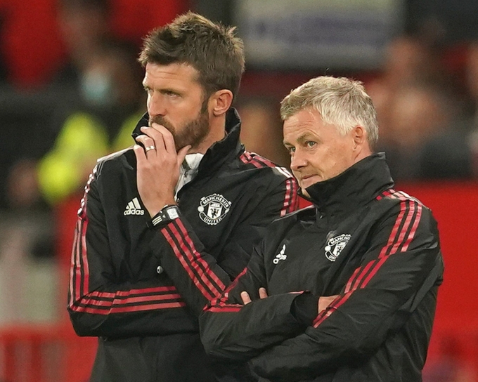 Carrick thời còn làm trợ lý cho Ole Solskjer trong ban huấn luyện Man Utd. Ảnh: AP