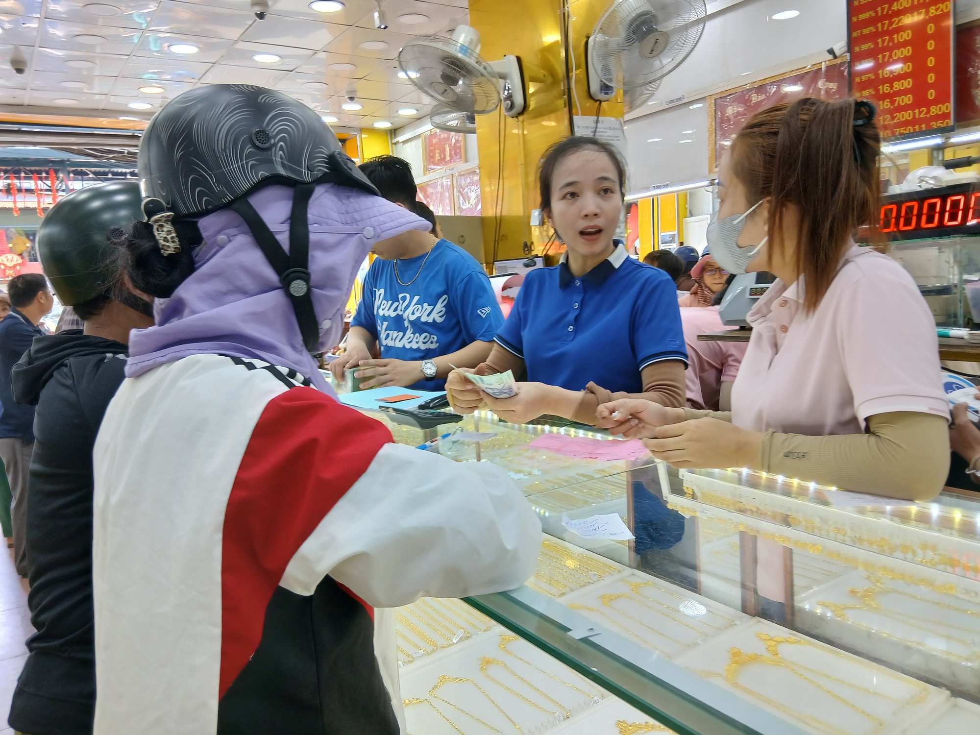 Chiều 2-3, giá vàng miếng SJC vượt 190 triệu đồng/lượng- Ảnh 1.