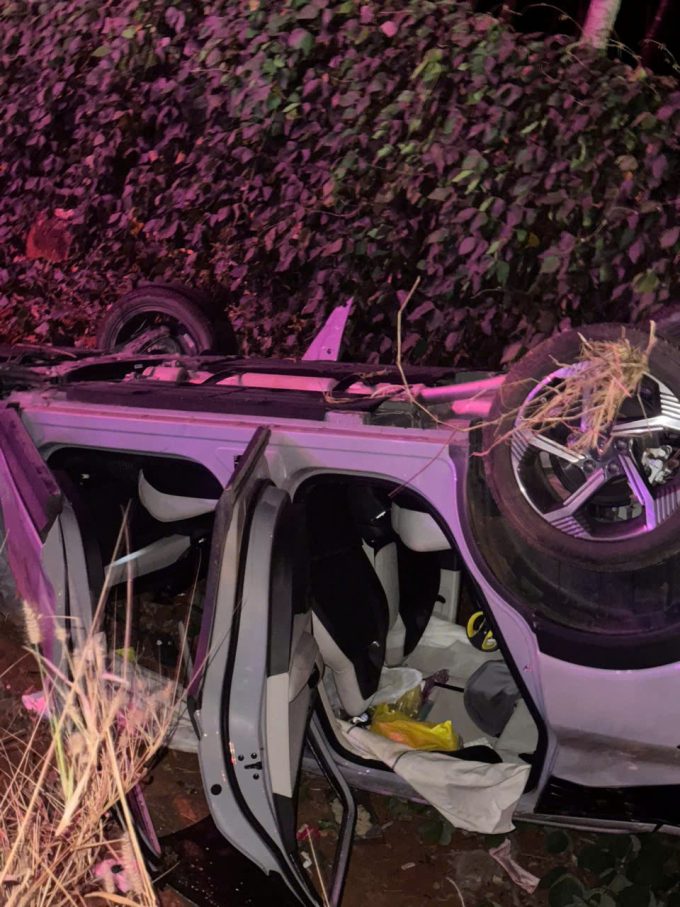 Khoang cabin không bị biến dạng nhiều, giúp người ngồi bên trong có thể mở cửa và thoát ra ngoài an toàn sau tai nạn. Ảnh: người dân cung cấp