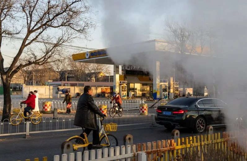 Khủng hoảng sinh kế 7,5 triệu tài xế công nghệ tại một quốc gia châu Á: Làm 14 tiếng/ngày chỉ để kiếm 10 triệu đồng/tháng, ế khách phải đánh bài giết thời gian- Ảnh 3.