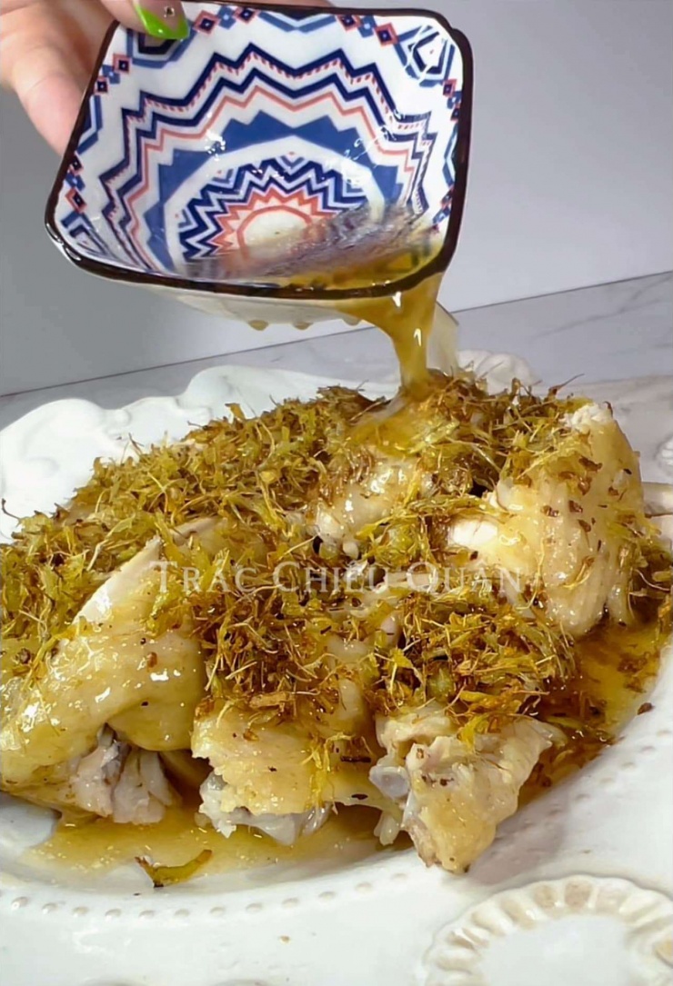 Sau khi chặt gà xong rưới nước gừng lên thơm nức mũi