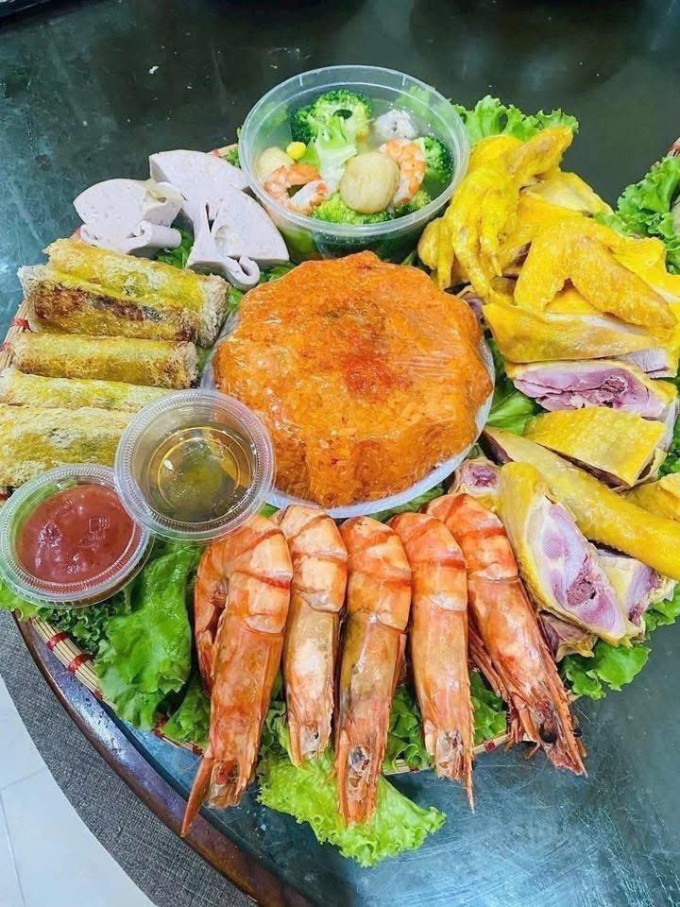 Mâm cỗ mặn giá khoảng 300.000 đồng cũng được nhiều người lựa chọn để cúng rằm. Ảnh: NVCC