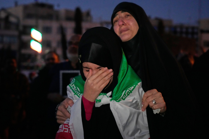 Người ủng hộ chính phủ tiếc thương Lãnh tụ Tối cao Khamenei ở Tehran ngày 1/3. Ảnh: AP