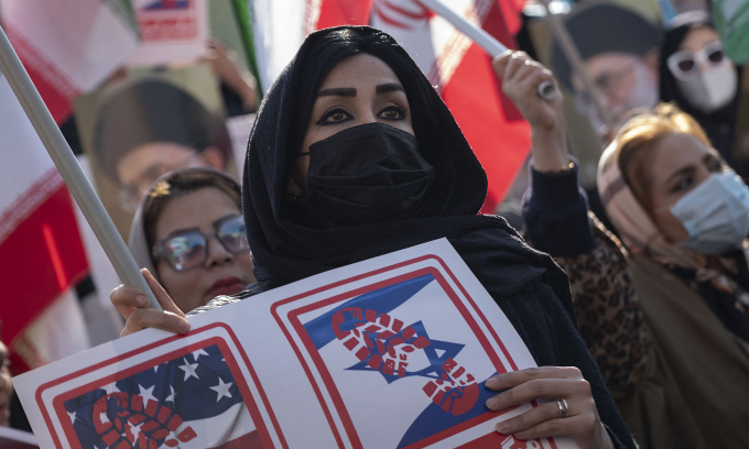 Người dân Iran tuần hành thể hiện sự ủng hộ cho chính phủ tại Tehran ngày 12/1. Ảnh: AFP