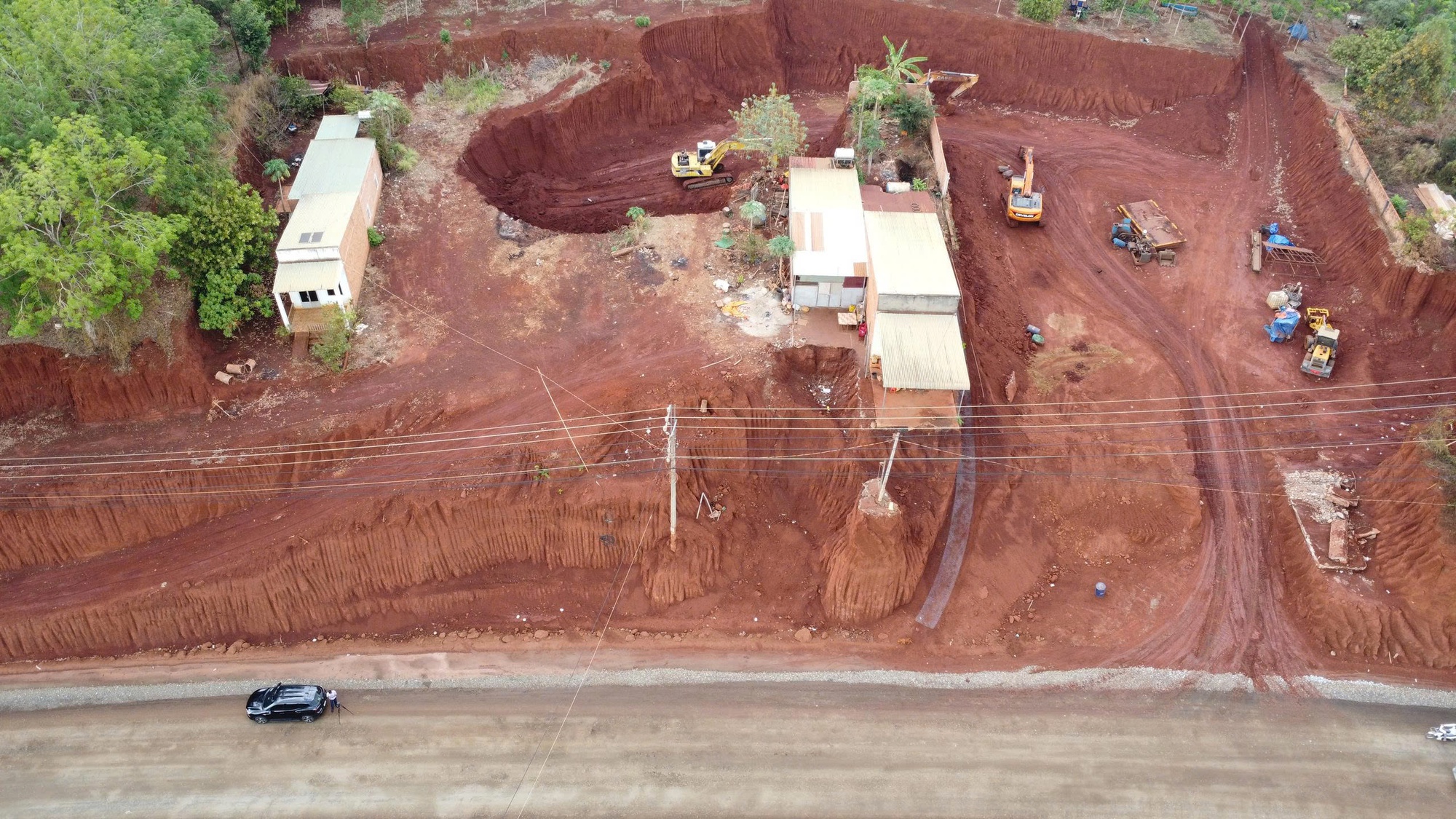 Cận cảnh nhiều nhà dân ở Đồng Nai nằm cheo leo bên mép vực do hạ cốt nền thi công đường- Ảnh 1. Cận cảnh nhiều nhà dân ở Đồng Nai nằm cheo leo bên mép vực do hạ cốt nền thi công đường- Ảnh 1.