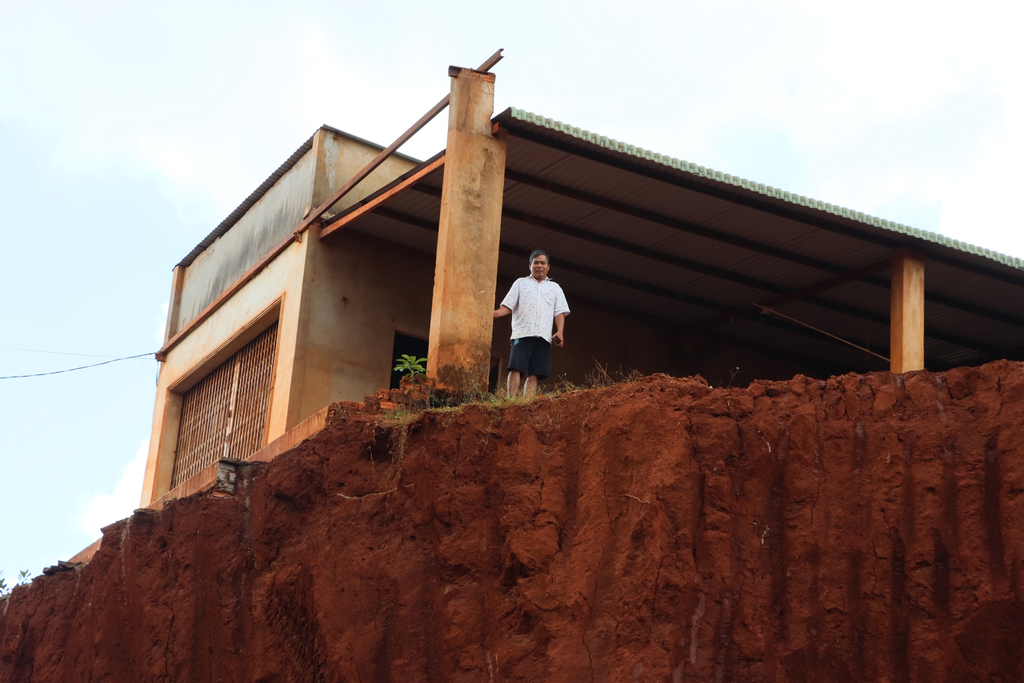 Cận cảnh nhiều nhà dân ở Đồng Nai nằm cheo leo bên mép vực do hạ cốt nền thi công đường- Ảnh 2. Cận cảnh nhiều nhà dân ở Đồng Nai nằm cheo leo bên mép vực do hạ cốt nền thi công đường- Ảnh 2.