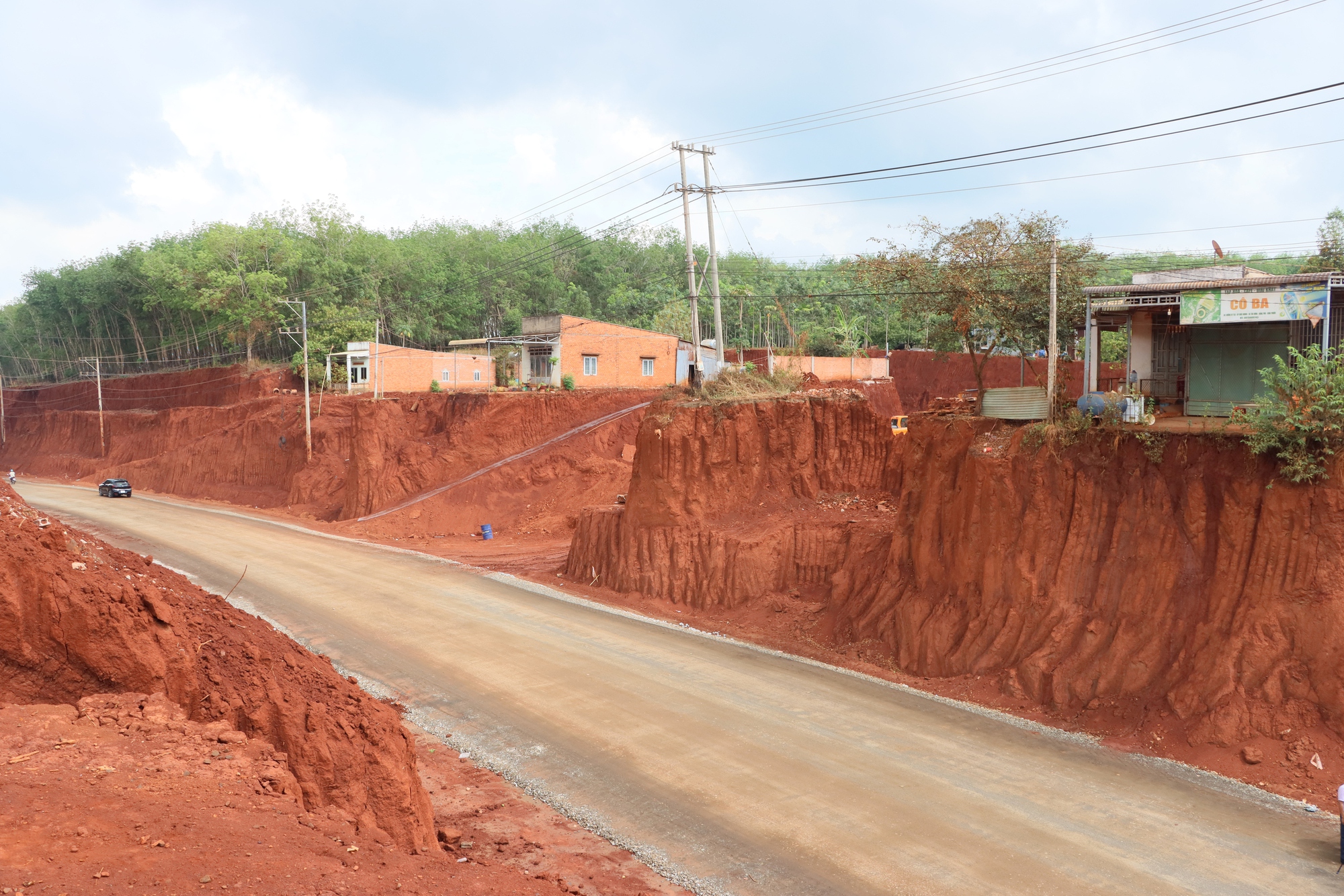 Cận cảnh nhiều nhà dân ở Đồng Nai nằm cheo leo bên mép vực do hạ cốt nền thi công đường- Ảnh 3. Cận cảnh nhiều nhà dân ở Đồng Nai nằm cheo leo bên mép vực do hạ cốt nền thi công đường- Ảnh 3.