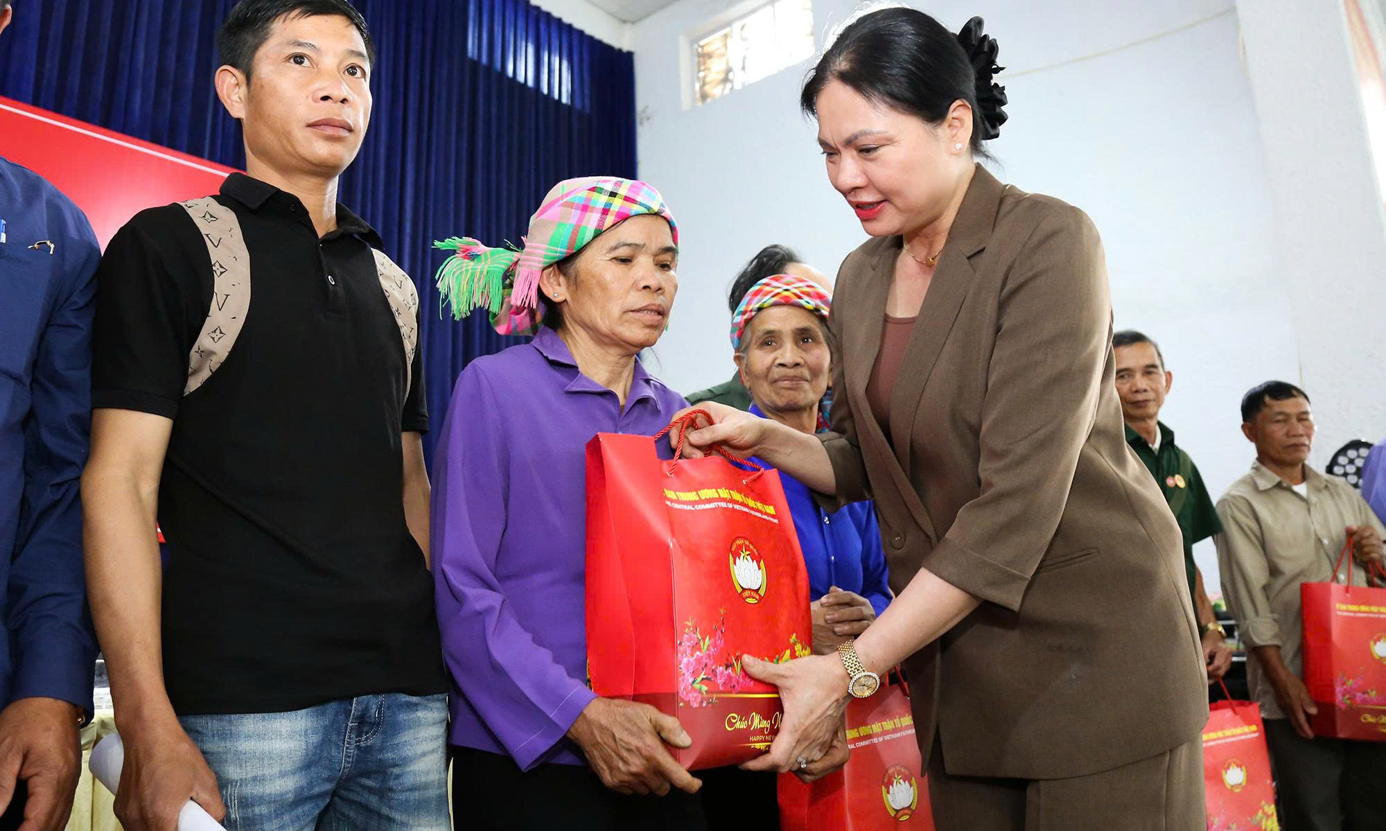 Bà Hà Thị Nga trả lời cử tri về xây dựng nhà văn hóa thôn, bản- Ảnh 2.