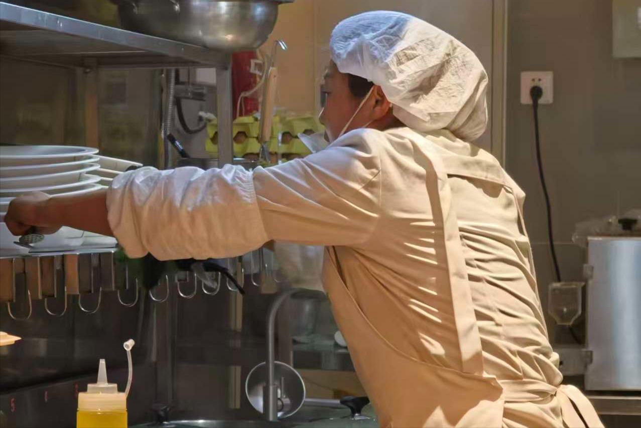 Thu nhập hơn 7 triệu đồng, làm việc 14 tiếng/ngày: Nhóm lao động tưởng “lép vế” nay giữ vai trò quan trọng cho ngành dịch vụ thay người trẻ- Ảnh 2.