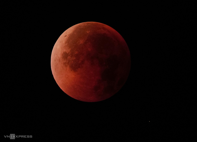 Nguyệt thực toàn phần diễn ra lúc 1h ngày 8/9/2025 ở Hà Nội. Ảnh: Ngọc Thành