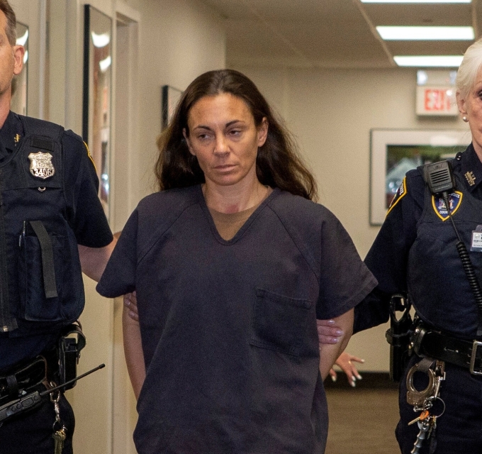 Valerie Cincinelli bị áp giải rời tòa án ở New York, năm 2021. Ảnh: NYP