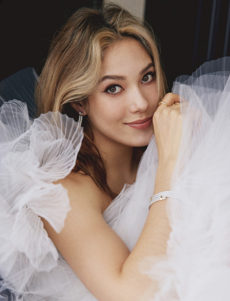 Sau sự kiện thể thao, người đẹp ở lại Milan tham gia các chương trình thời trang. Cô nói tại họp báo sau khi nhận huy chương Olympic: "Tôi rất hứng thú khám phá nhiều lĩnh vực. Tôi thích kết hợp vẻ đẹp nữ tính với môn trượt tuyết và hy vọng có thể biểu đạt được vẻ đẹp hài hòa của hai điều này".