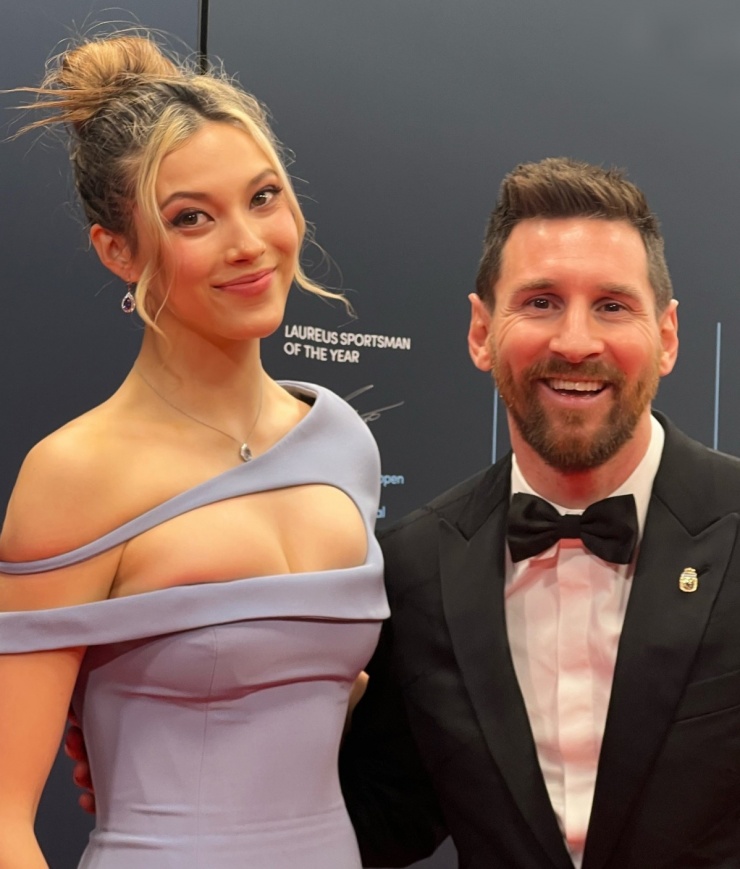 Ái Lăng bên cầu thủ Messi tại một lễ trao giải vận động viên xuất sắc.