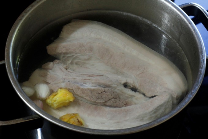 4 thứ nước hay bị đổ bỏ giúp món ăn ngon hơn 3 Người nội trợ có thể dùng nước luộc thịt để nấu canh rau củ, nấu cháo hoặc làm nước dùng cho bún, miến. Ảnh: Bùi Thủy