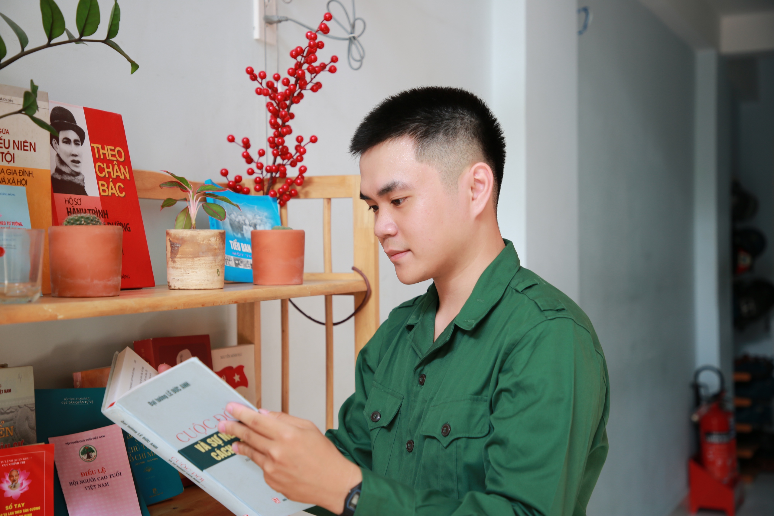 Ba anh em cùng tình nguyện nhập ngũ 2 TP.HCM: Ba anh em tạm gác mưu sinh, tình nguyện nhập ngũ - Ảnh 2.