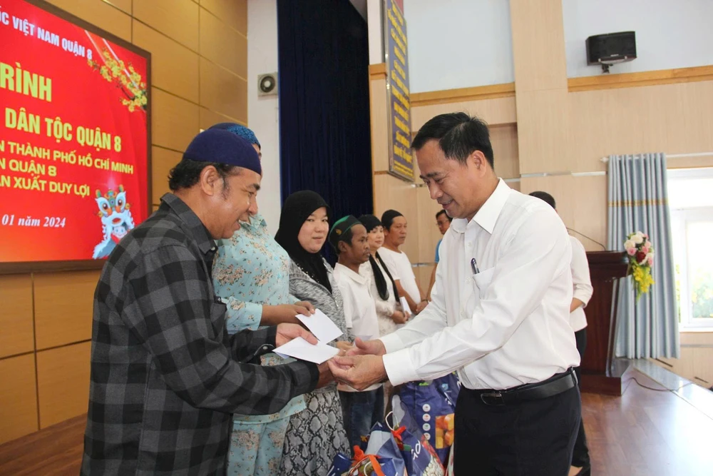 Chánh án Lê Thanh Phong trao quà cho đồng bào dân tộc có hoàn cảnh khó khăn. Ảnh: TAND TP.HCM