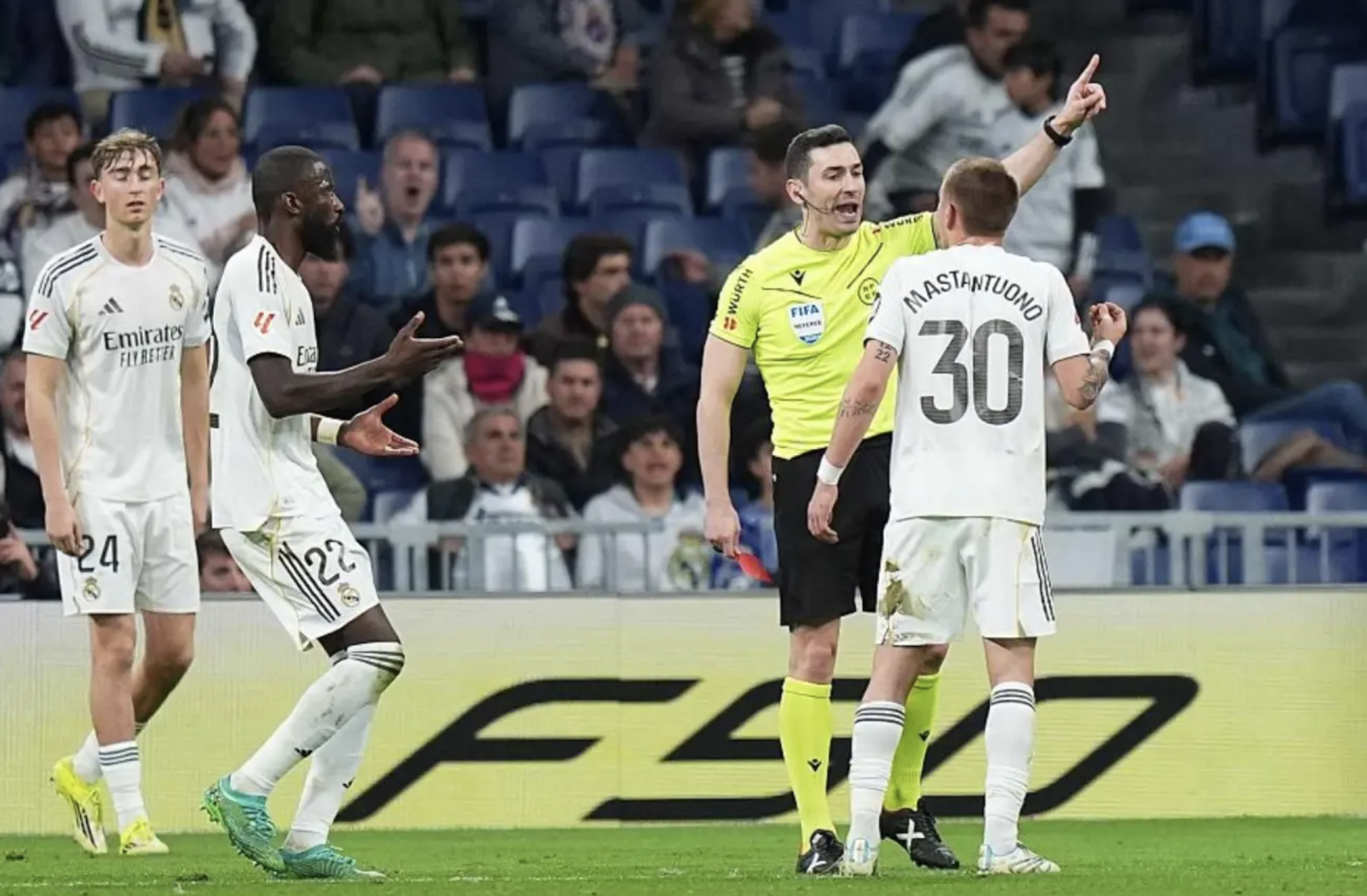 Gục ngã sân nhà Bernabeu, Real Madrid hụt hơi cuộc đua vô địch 5 Gục ngã sân nhà Bernabeu, Real Madrid hụt hơi cuộc đua vô địch - Ảnh 5.