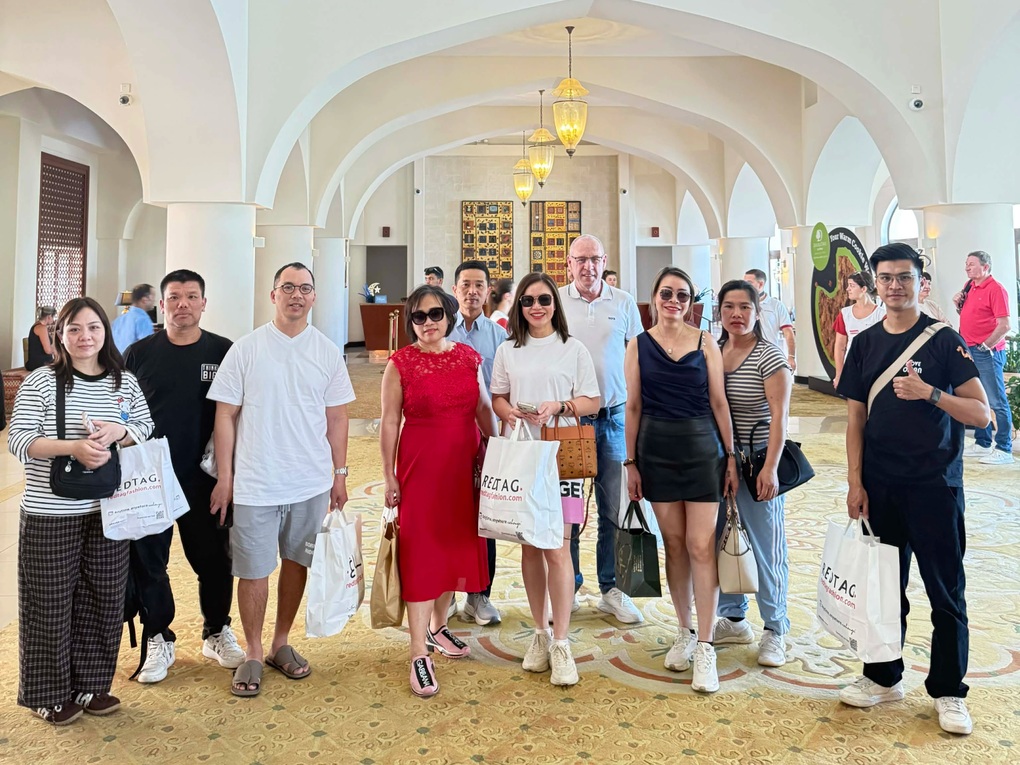 Khách Việt đi châu Âu mắc kẹt tại Trung Đông, được bố trí ở khách 5 sao - 2