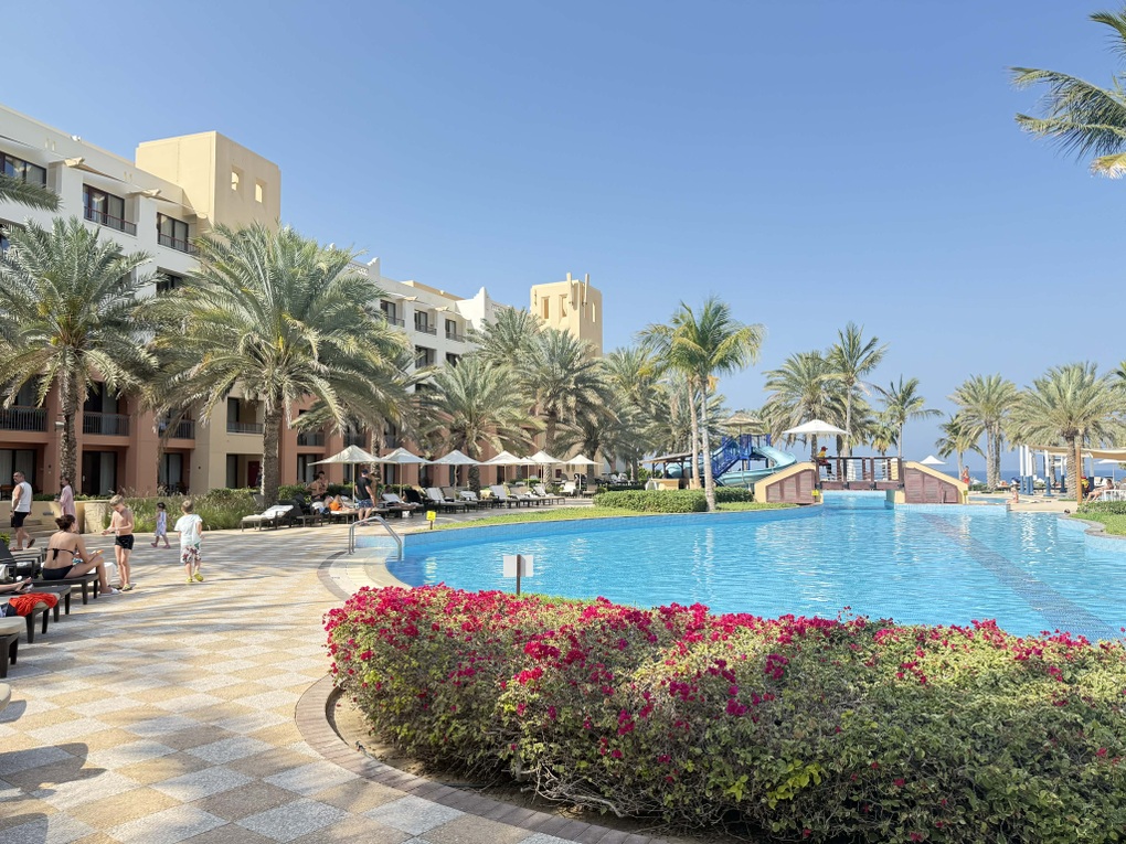 Khách Việt đi châu Âu mắc kẹt tại Trung Đông, được bố trí ở khách 5 sao - 4