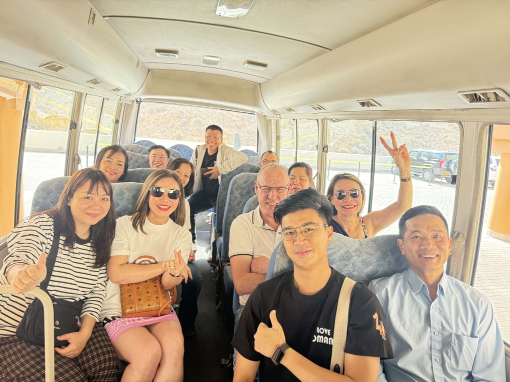 Khách Việt đi châu Âu mắc kẹt tại Trung Đông, được bố trí ở khách 5 sao - 5