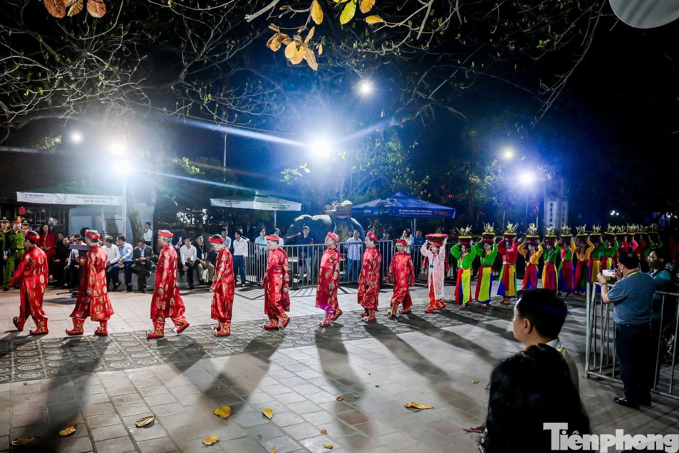 Người dân ùn ùn kéo vào đền Trần lúc nửa đêm- Ảnh 2.