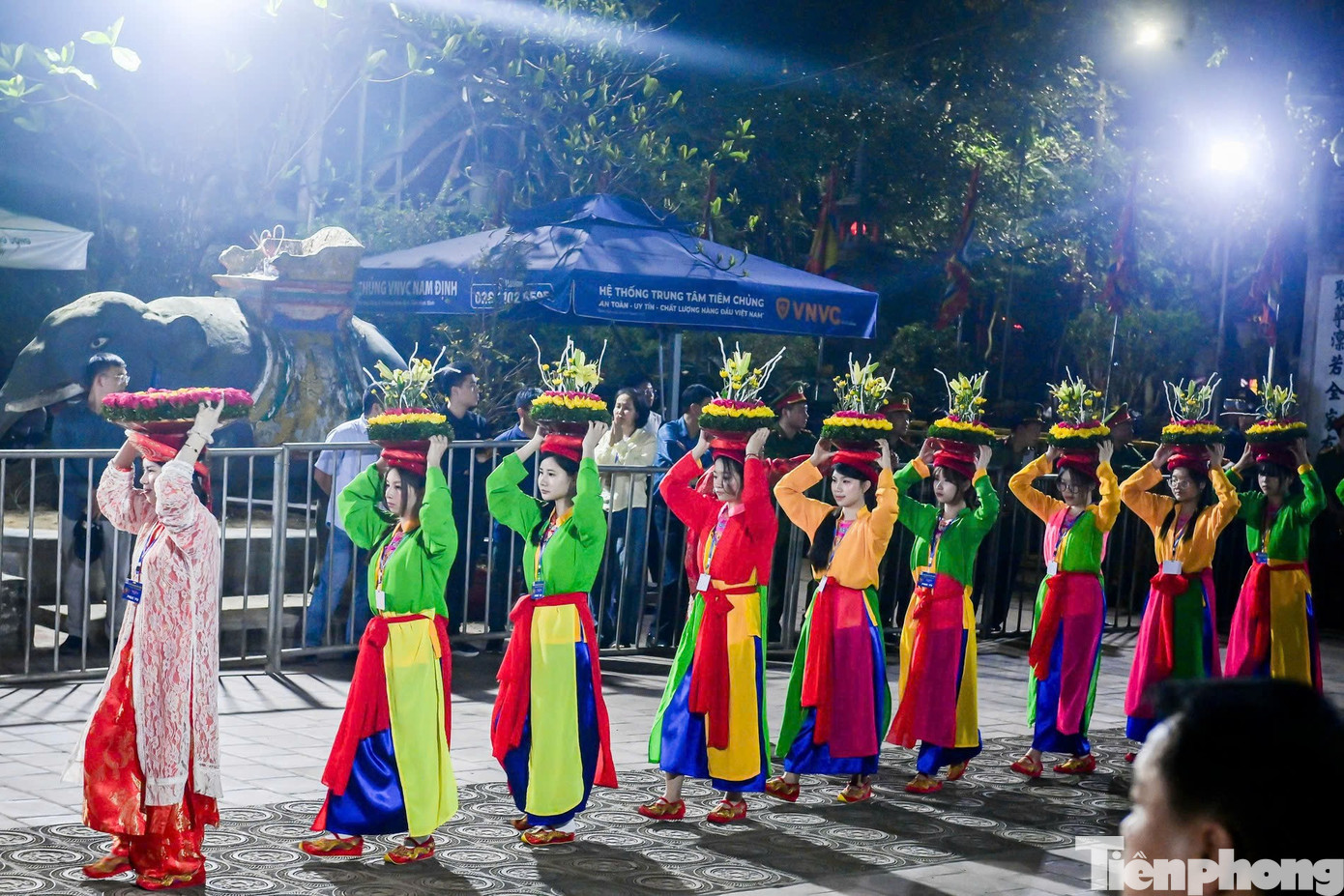 Người dân ùn ùn kéo vào đền Trần lúc nửa đêm- Ảnh 3.