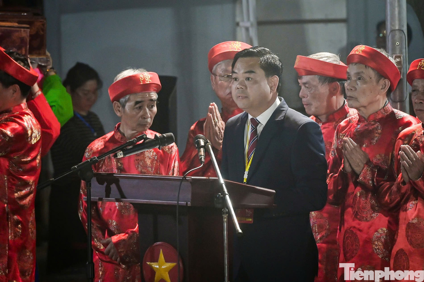 Người dân ùn ùn kéo vào đền Trần lúc nửa đêm- Ảnh 4.