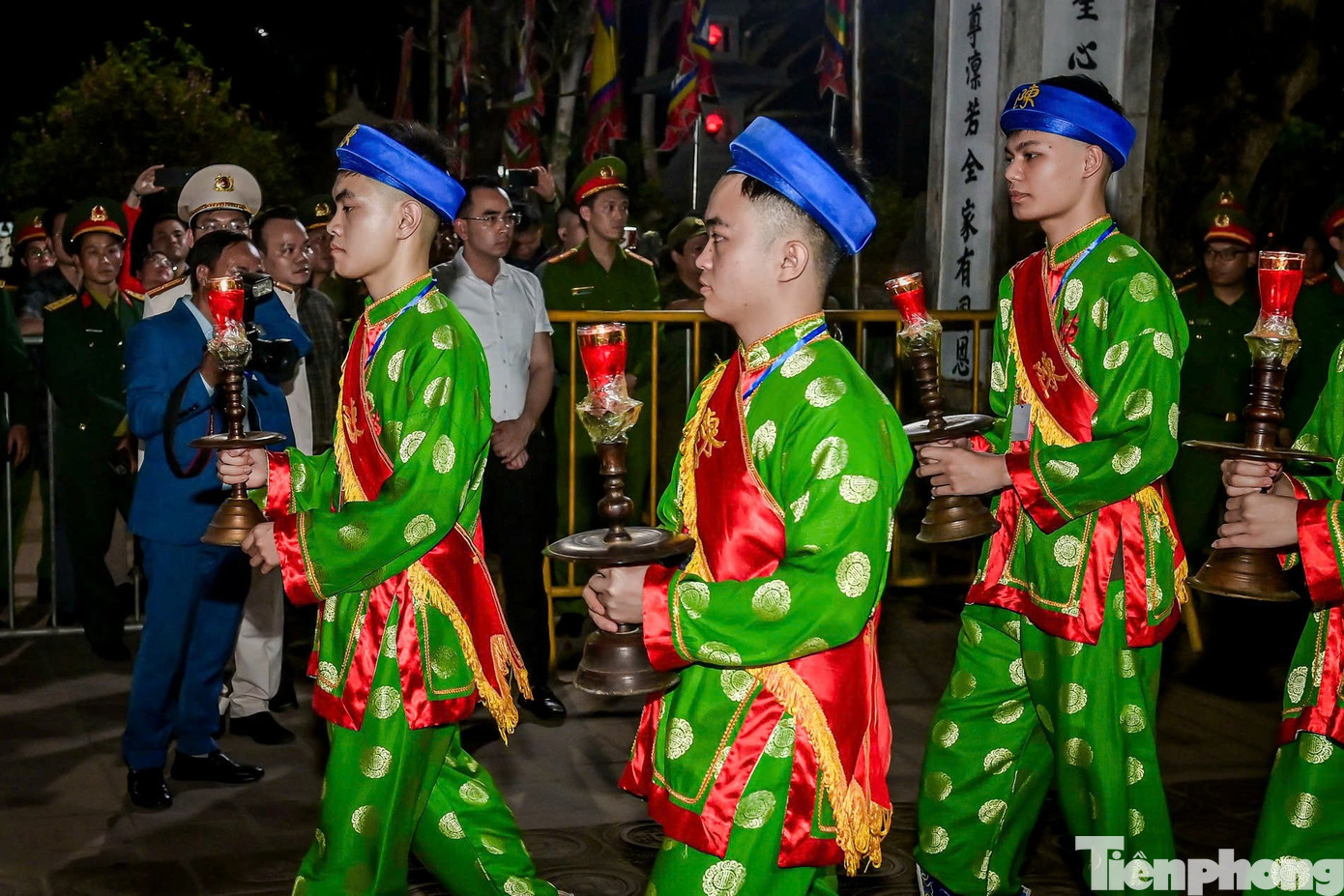 Người dân ùn ùn kéo vào đền Trần lúc nửa đêm- Ảnh 6.